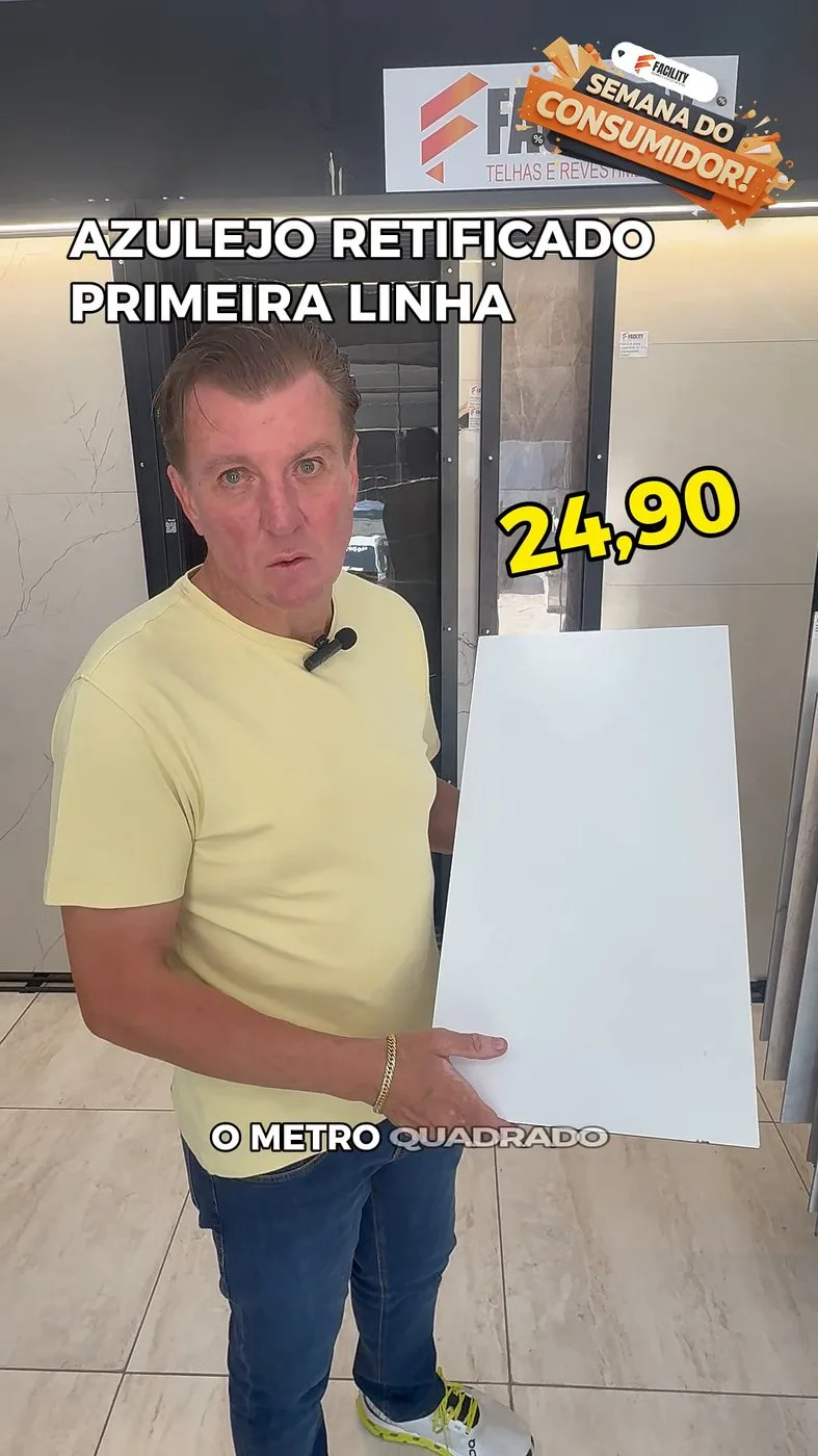 Quadro do vídeo da Semana do Consumidor: o Luís, dono da loja, mostra cada peça e diz o preço por metro quadrado
