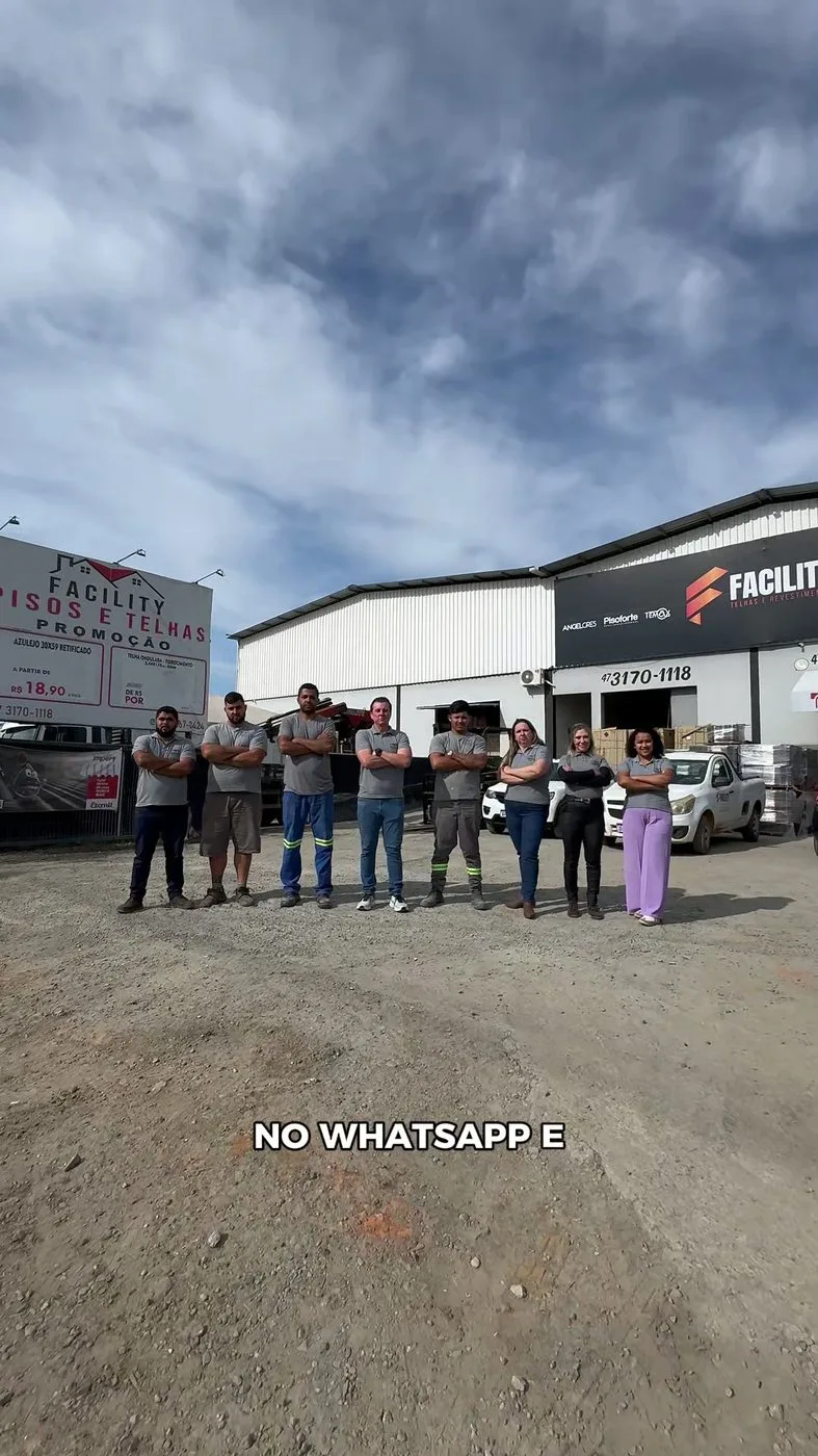 A equipe da Facility em frente ao depósito da loja, em Barra Velha. Quem fecha a venda é quem atende