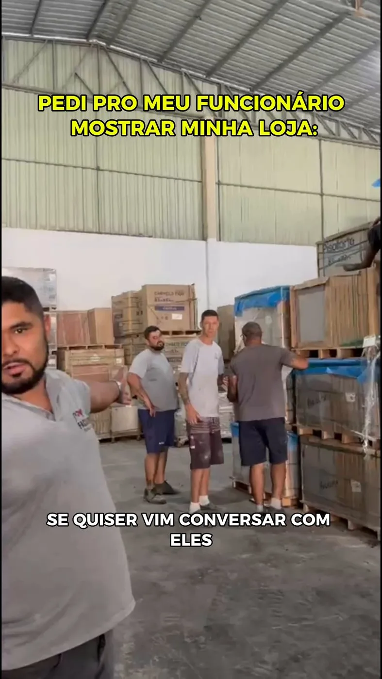 Quadro do vídeo "pedi pro meu funcionário mostrar minha loja": a equipe do depósito, entre os paletes