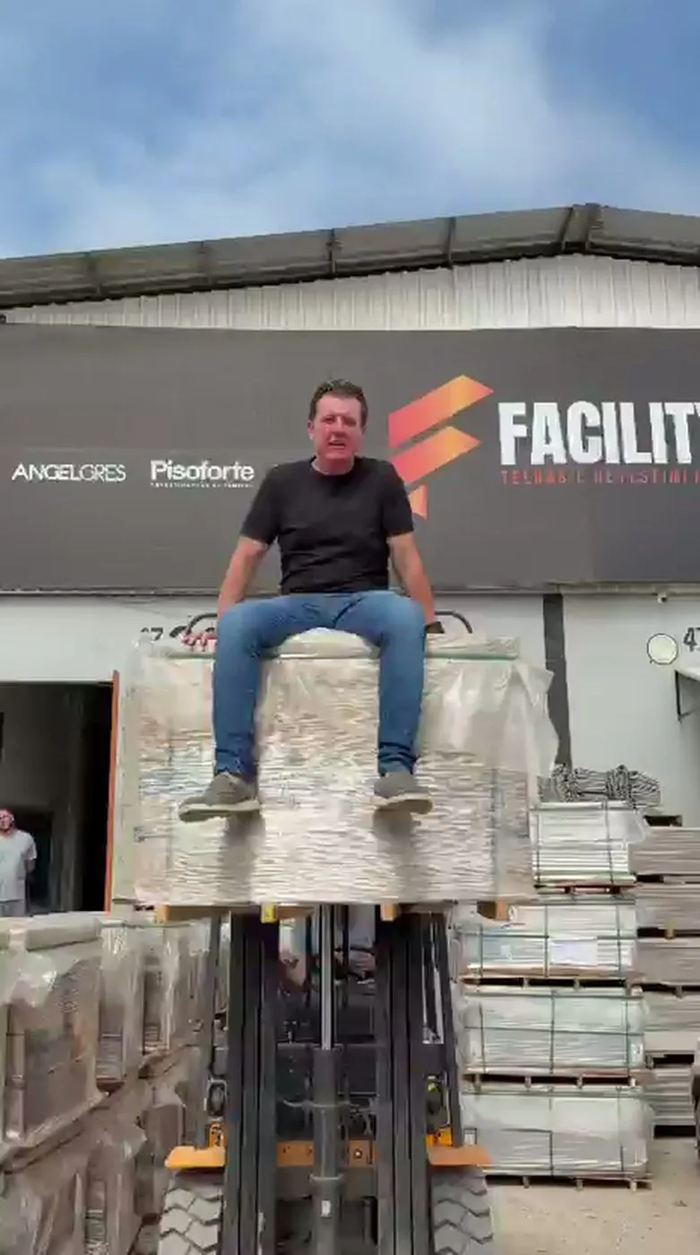 Estoque de porcelanato na empilhadeira, em frente ao depósito