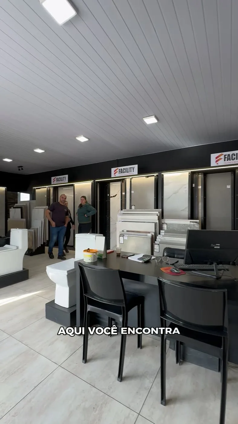 Showroom da Facility, com pisos e revestimentos expostos em painéis