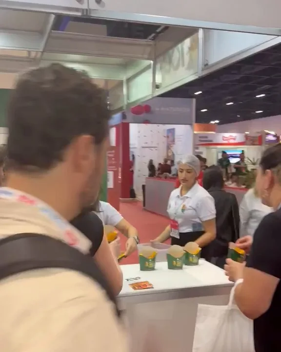 Visitantes recebendo a polenta no balcão