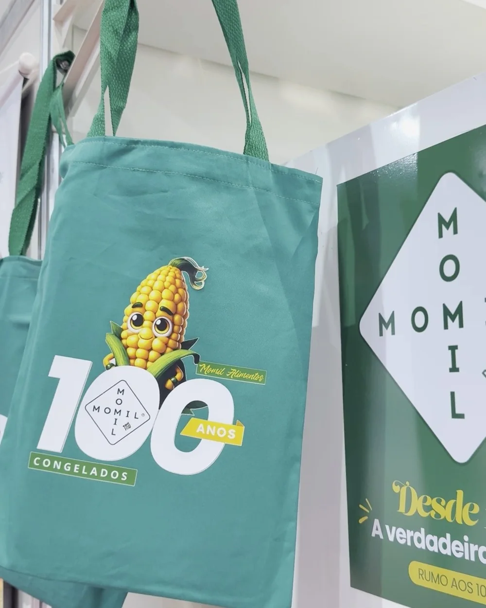 Ecobag dos 100 anos pendurada no stand