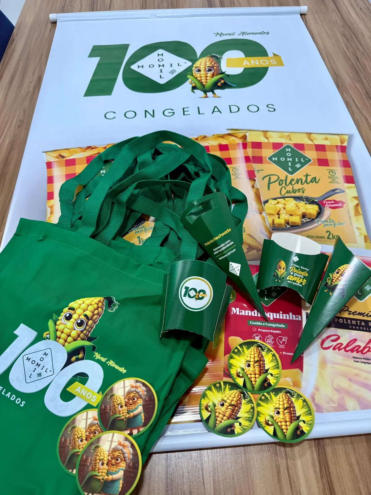 O kit de feira impresso: banner, ecobags, adesivos, cones e caixinhas