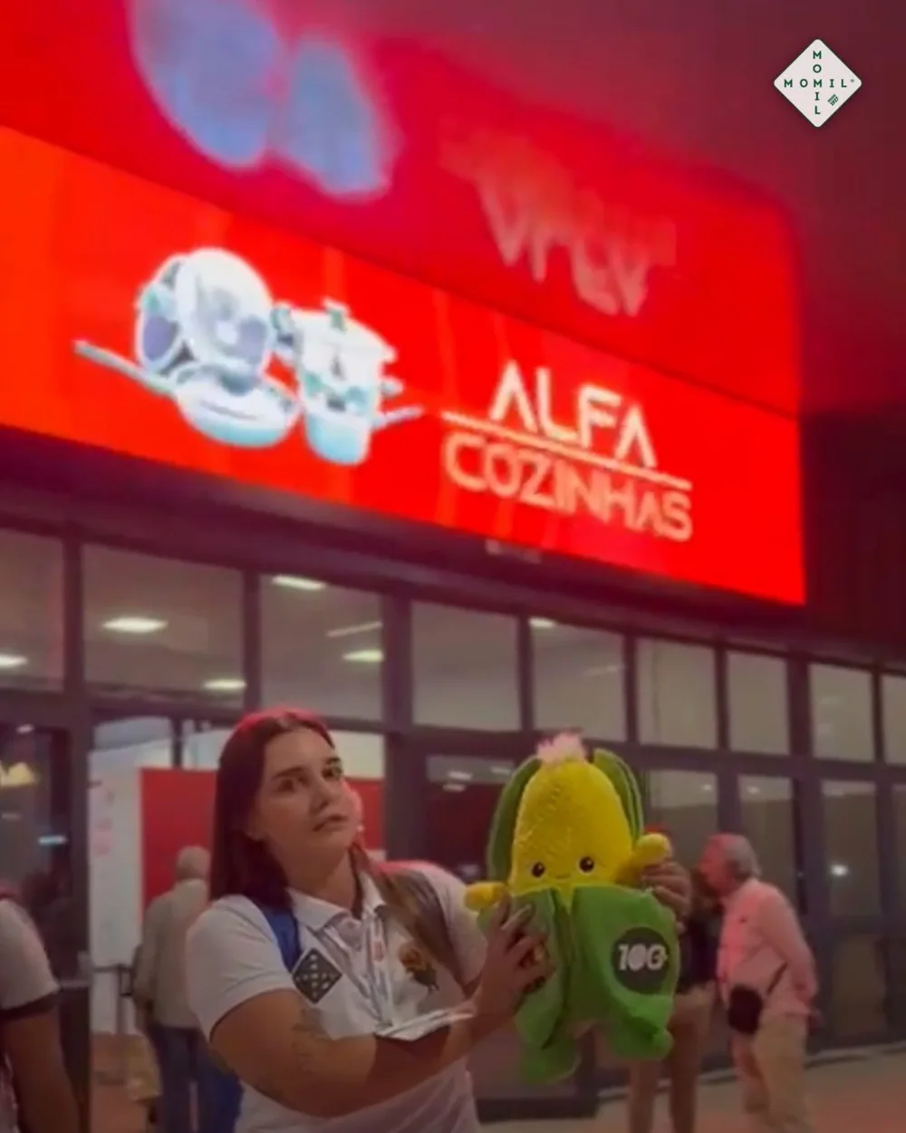 Marina, da Momil, com a pelúcia do Milhinho na entrada da feira
