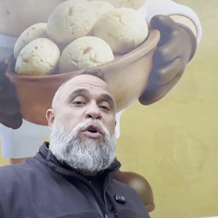 O Jean, dono da Ouro Mineiro, no vídeo em que pediu ajuda ao público para batizar o personagem